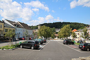 Litschau, Stadtplatz, Blick gegen Schloss
